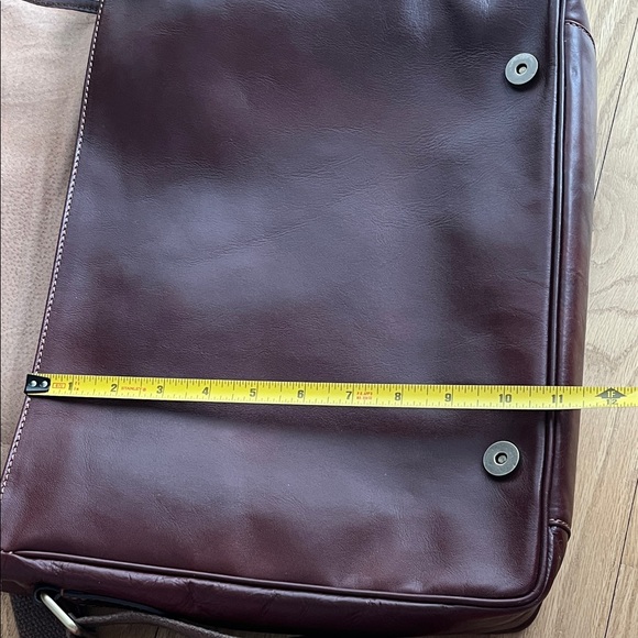 LUCALDO Classic Leather Messenger Bag - Picture 7 of 16